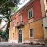 ...si nasconde tra gli alti palazzi un rosso edificio ottocentesco che accoglie la �Artedanza Rossana�